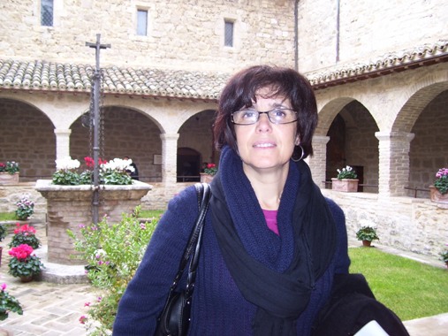 Brigitte devant le clotre St Damien