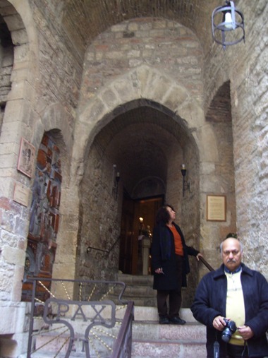 Devant la maison de St Franois